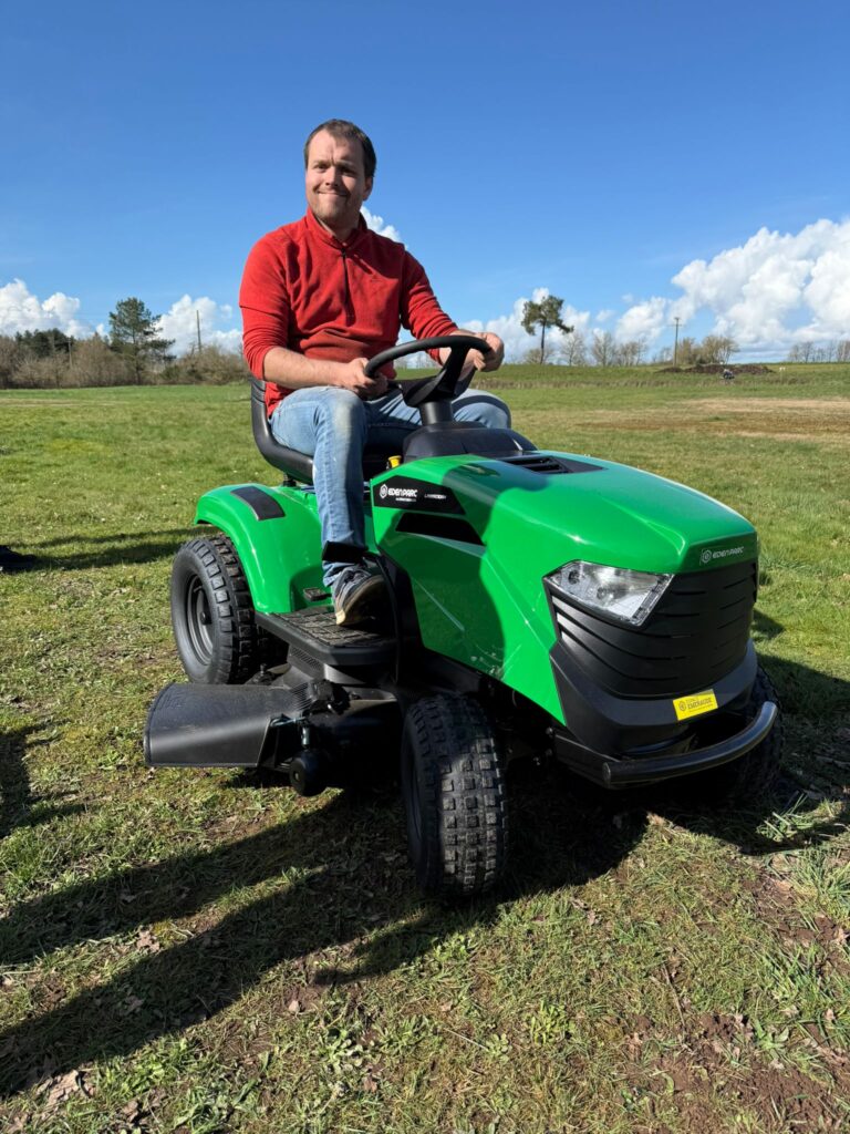 L’attribut alt de cette image est vide, son nom de fichier est autoportee9775-768x1024.jpg.